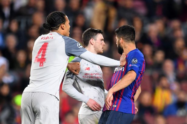 Suarez va chạm với cầu thủ Liverpool trong đường hầm