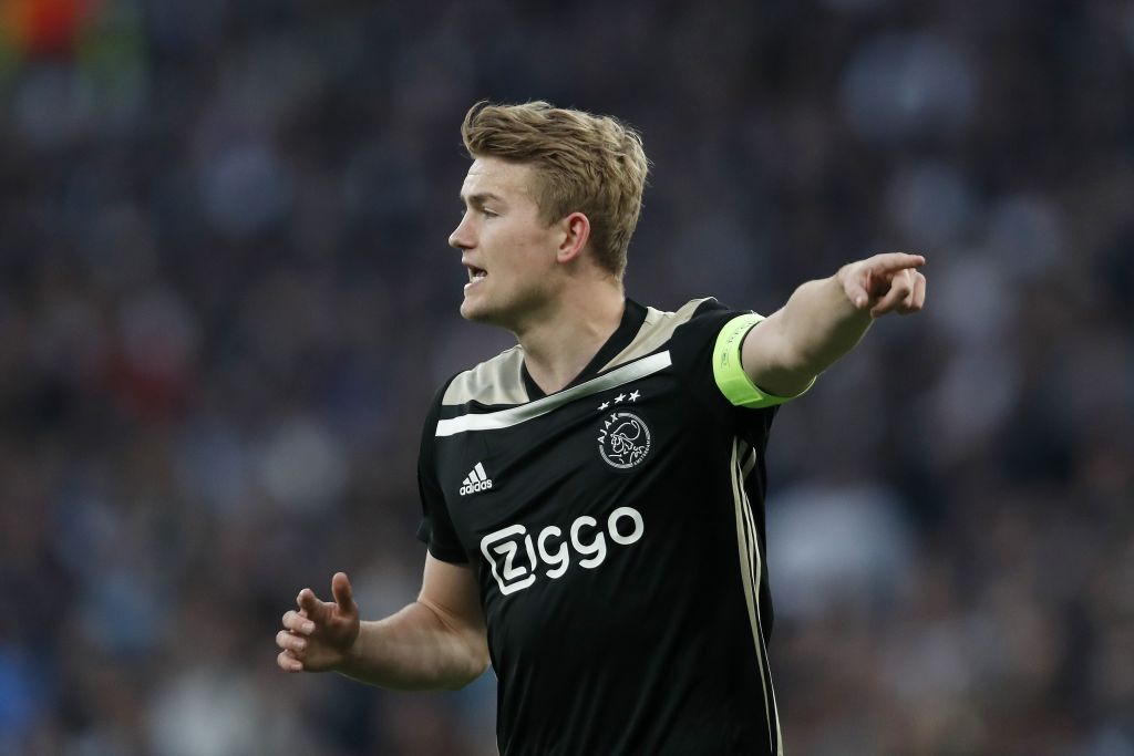 Tin chuyển nhượng sáng 2/5: Lý do “siêu cò” muốn trung vệ Ajax chuyển đến MU hơn là Barca