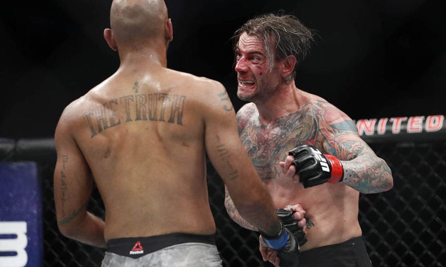 Vì sao võ sĩ đô vật biểu diễn khó thành công ở đấu trường MMA