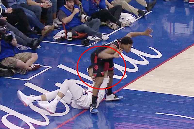Ben Simmons bị ném đá tan nát vì giật chỏ vào hạ bộ của Kyle Lowry, án phạt của NBA đang chờ sẵn?