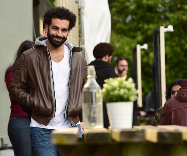 NHM choáng với cách Salah "giải sầu" sau thất bại của Liverpool trước Barca