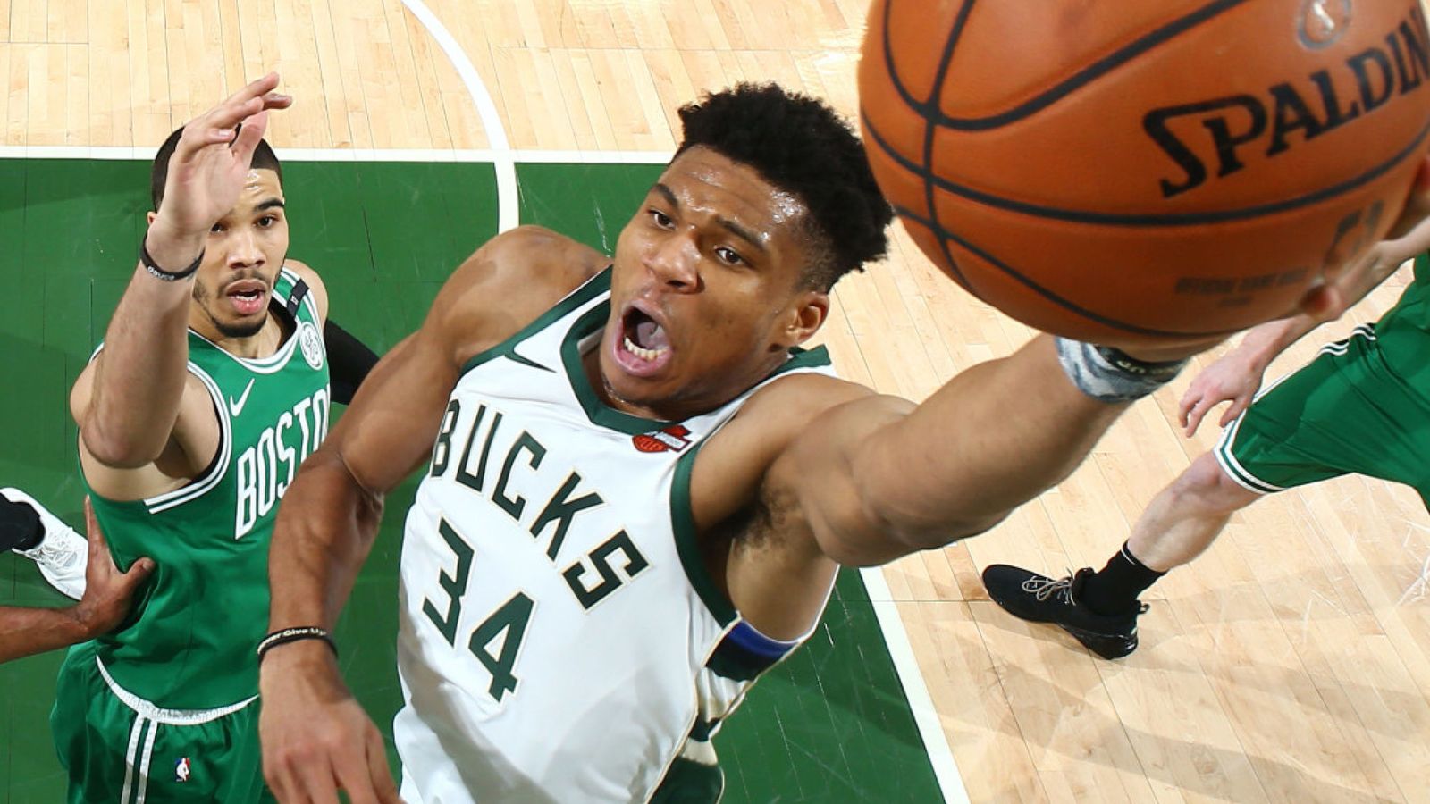 Vì sao Giannis Antetokounmpo cần thay đổi tốc độ để đập tan hàng phòng ngự của Boston Celtics?