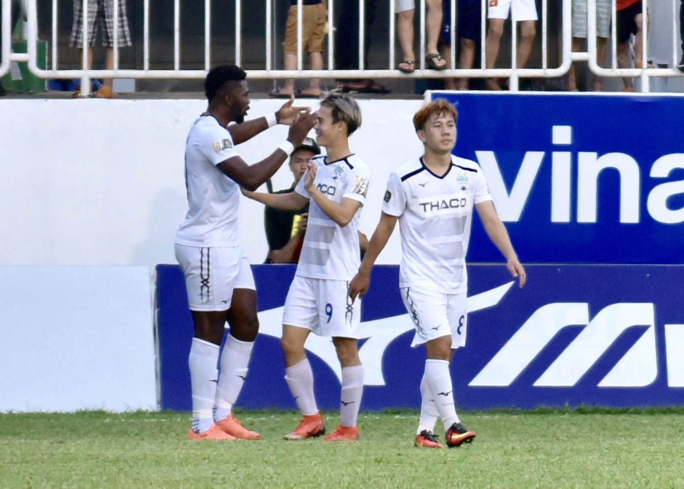 Kết quả V.League 2019 ngày 5/5: Tấn Trường “tặng” điểm cho Hà Nội FC, HAGL tìm lại chiến thắng