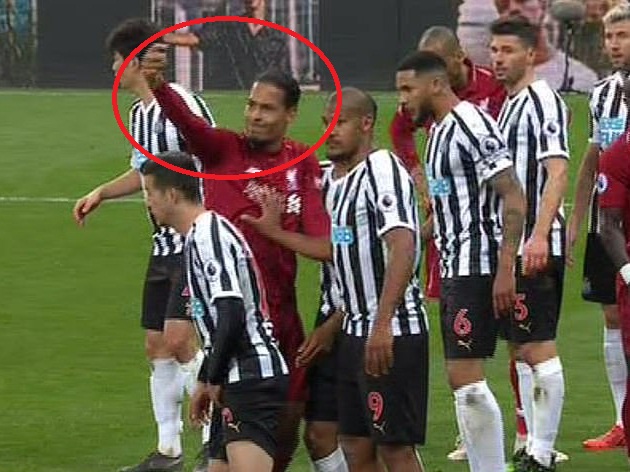 Van Dijk "ra lệnh" như thủ lĩnh giúp Liverpool chiến thắng Newcastle