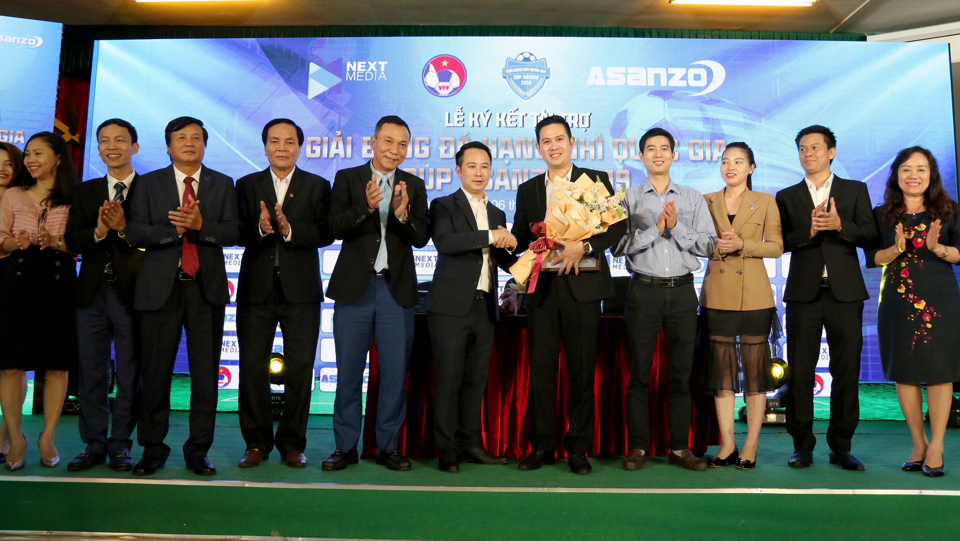 Lần đầu tiên giải hạng Nhì có nhà tài trợ chính thức