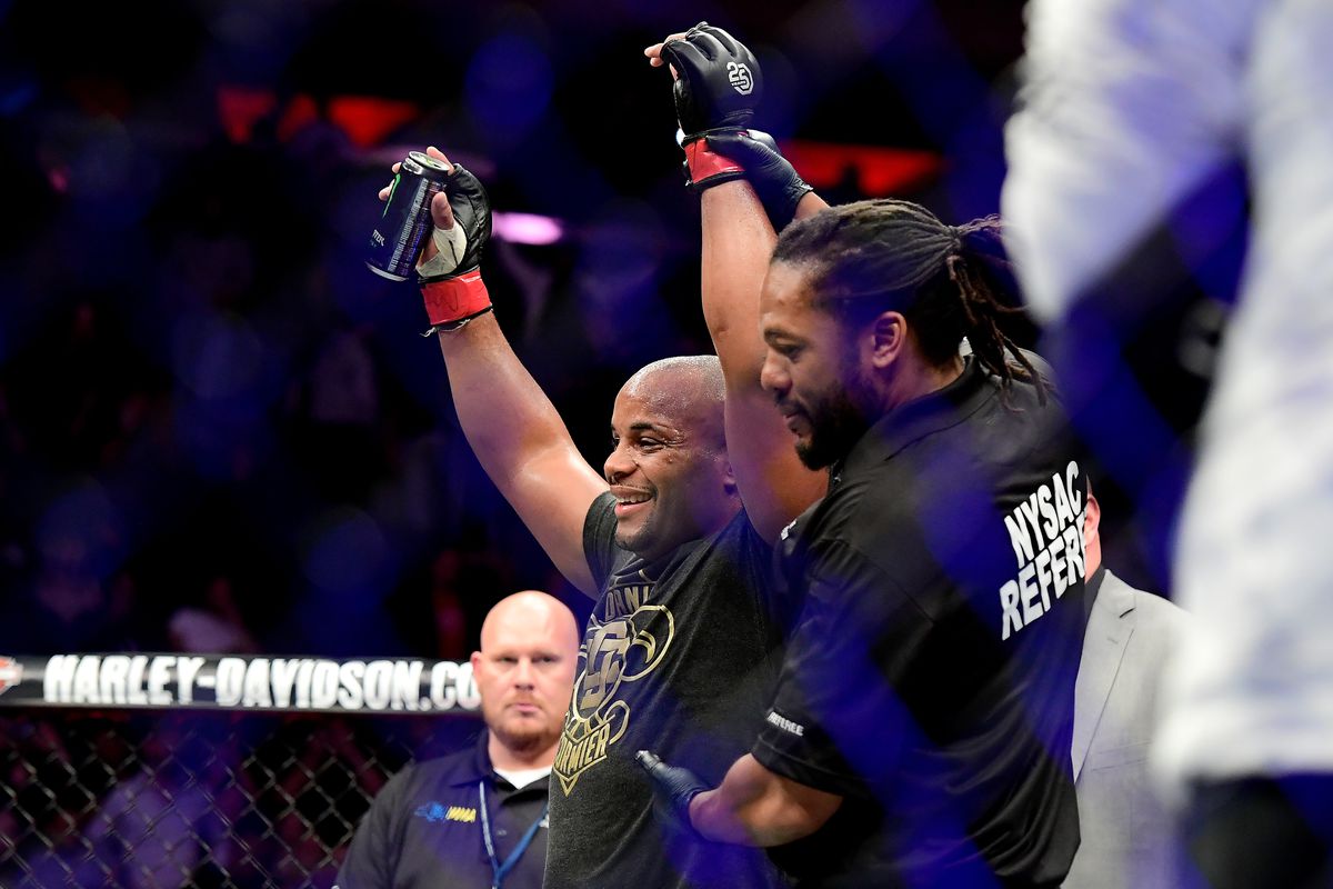 Daniel Cormier tiết lộ việc phẫu thuật cột sống hồi cuối năm ngoái Daniel Cormier tiết lộ việc phẫu thuật cột sống hồi cuối năm ngoái