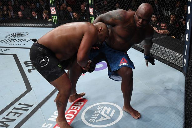 Daniel Cormier tiết lộ việc phẫu thuật cột sống hồi cuối năm ngoái Daniel Cormier tiết lộ việc phẫu thuật cột sống hồi cuối năm ngoái