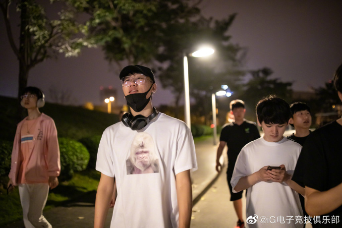 Các thành viên của Invictus Gaming đã có mặt tại Việt Nam tham dự vòng bảng MSI 2019.