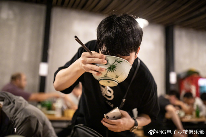 Các thành viên của Invictus Gaming đã có mặt tại Việt Nam tham dự vòng bảng MSI 2019.