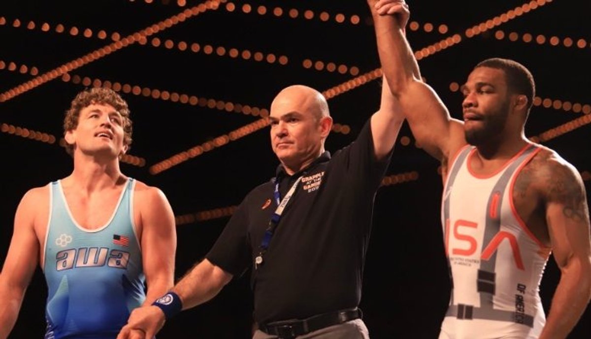 Ben Askren "ngậm hành" khi đấu vật trước Jordan Burroughs