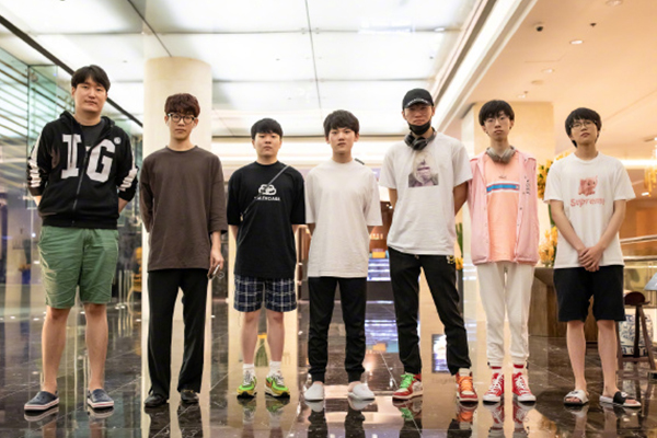 Các thành viên của Invictus Gaming đã có mặt tại Việt Nam tham dự vòng bảng MSI 2019.