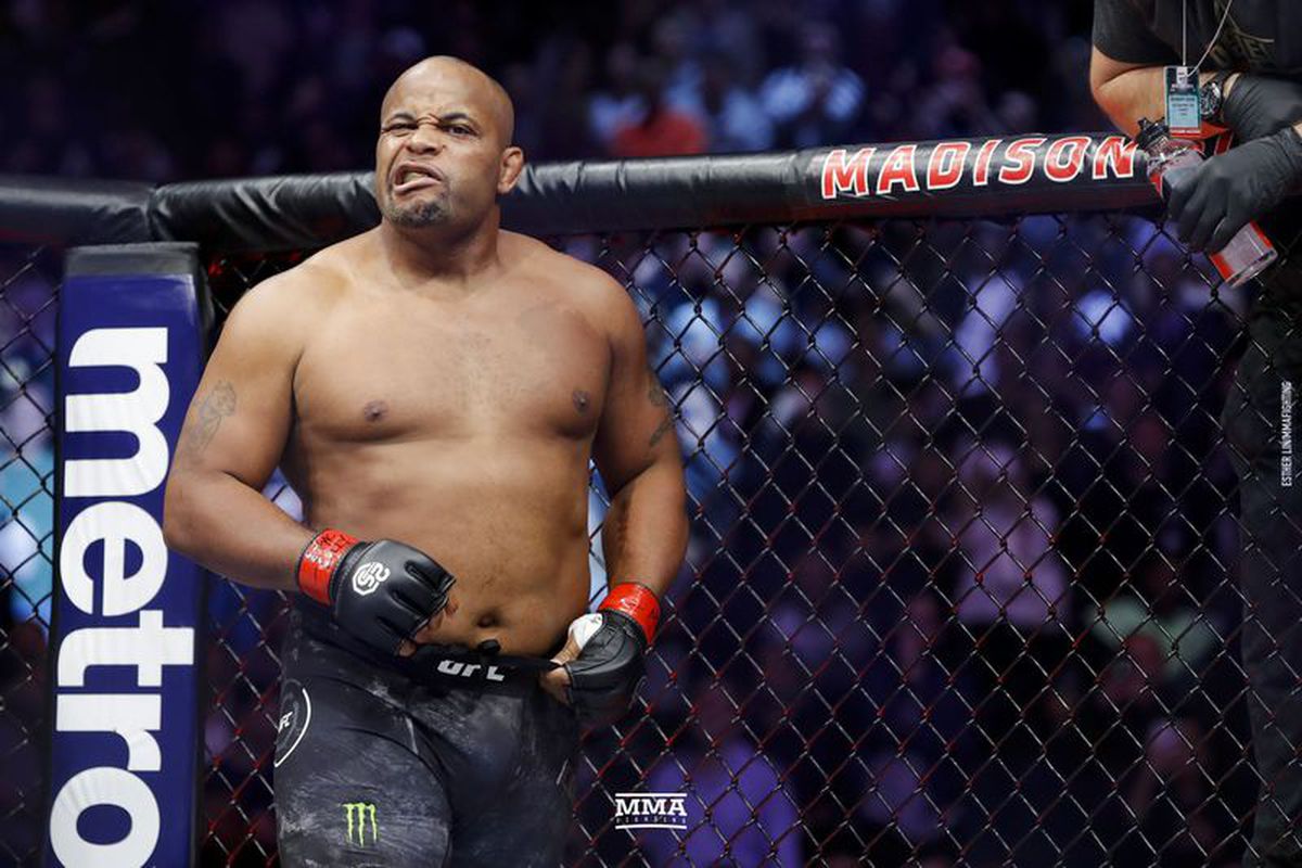 Daniel Cormier tiết lộ việc phẫu thuật cột sống hồi cuối năm ngoái