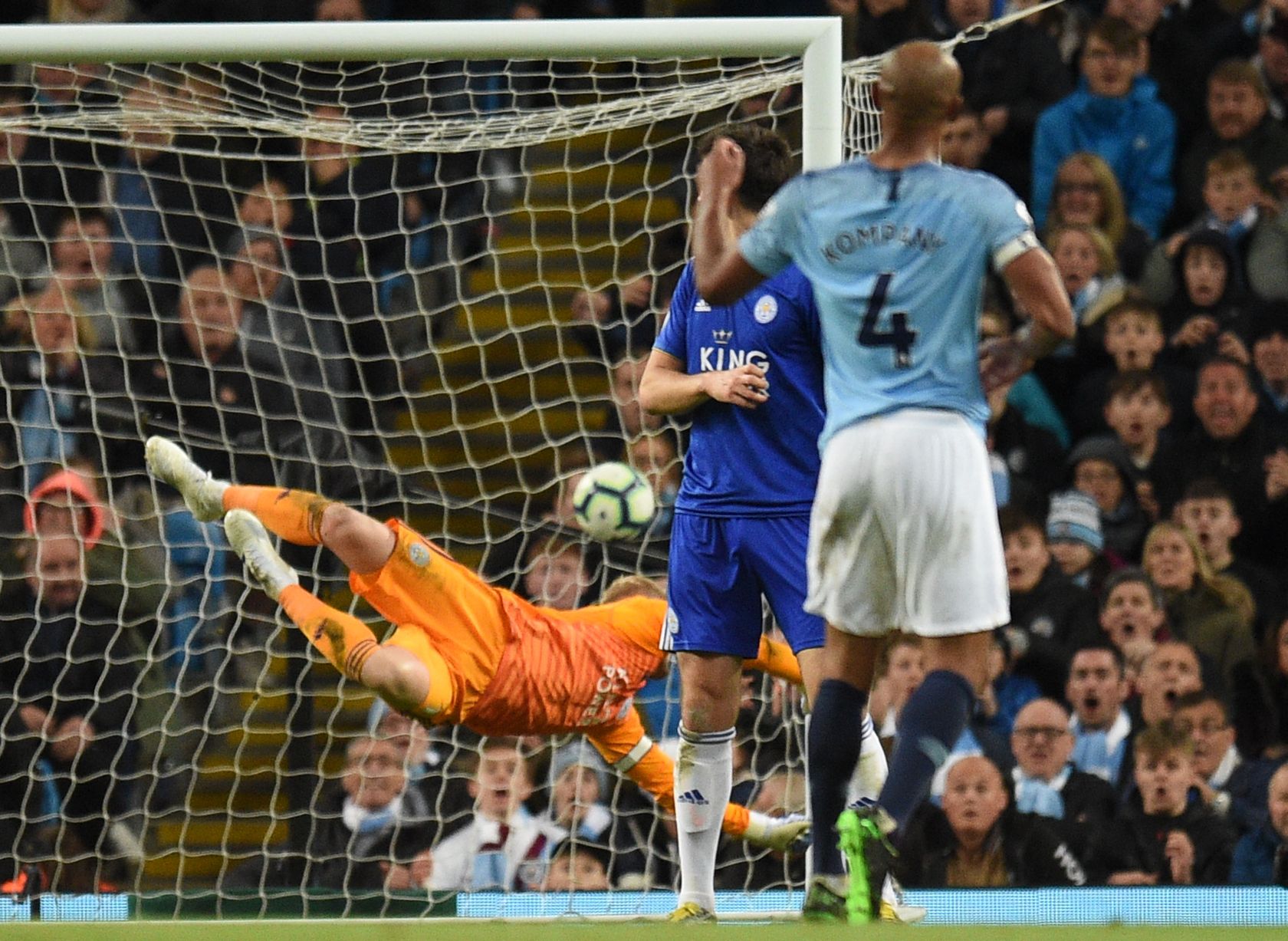 Kompany bị kiểm tra y tế "đặc biệt" sau khi lập siêu phẩm cho Man City