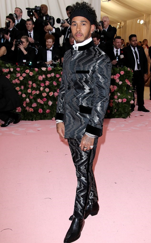 Chiêm ngưỡng thiết kế đẹp mắt của nhà vô địch F1 Lewis Hamilton tại Met Gala 2019