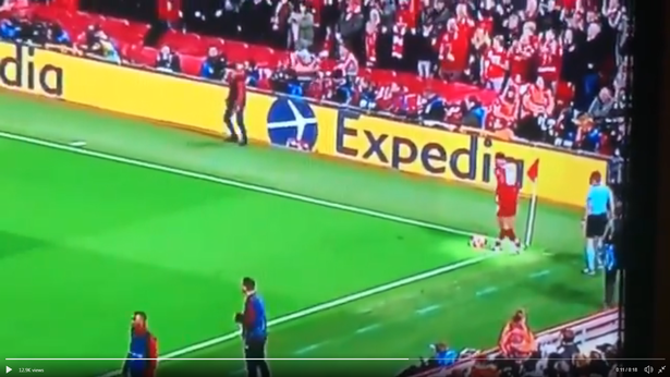"Người hùng thầm lặng" ở bàn thứ 4 của Liverpool trước Barca sẽ được tặng vé xem chung kết?