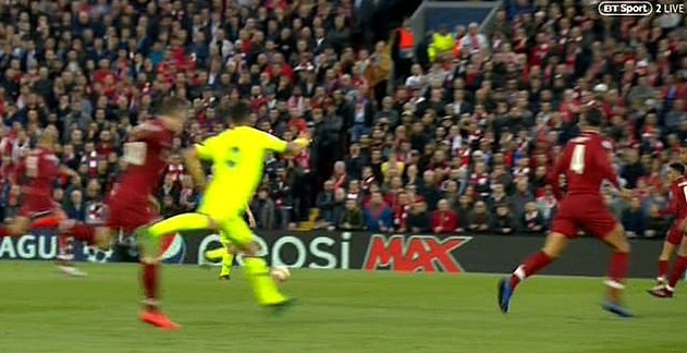 Trọng tài Clattenburg nói gì về tình huống Suarez đá vào chân Robertson?