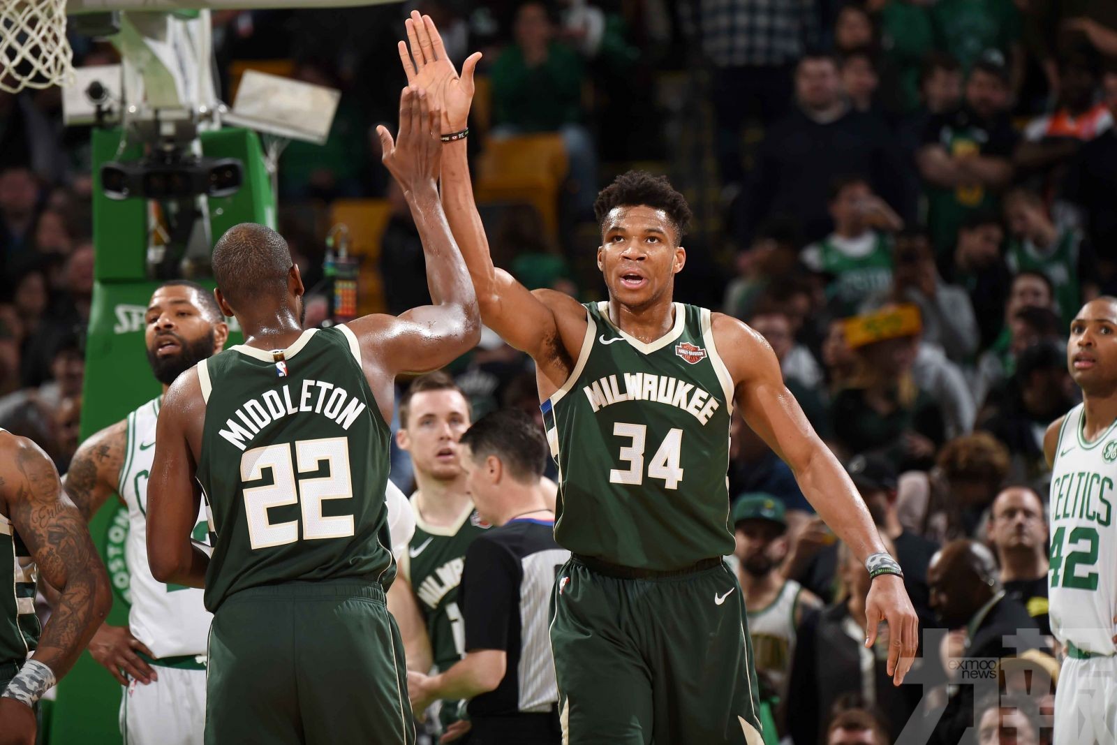 Đáp trả Paul Pierce, Antetokounmpo đưa Bucks vào chung kết miền sau 18 năm vắng bóng