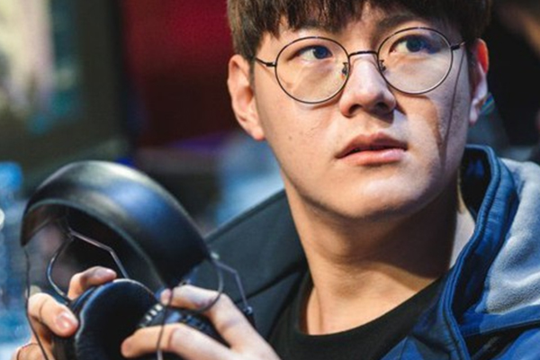 Moojin đã bị Hanwha Life Esports phạt 15 triệu won vì có hành vi đe dọa bạo lực fan nữ của mình
