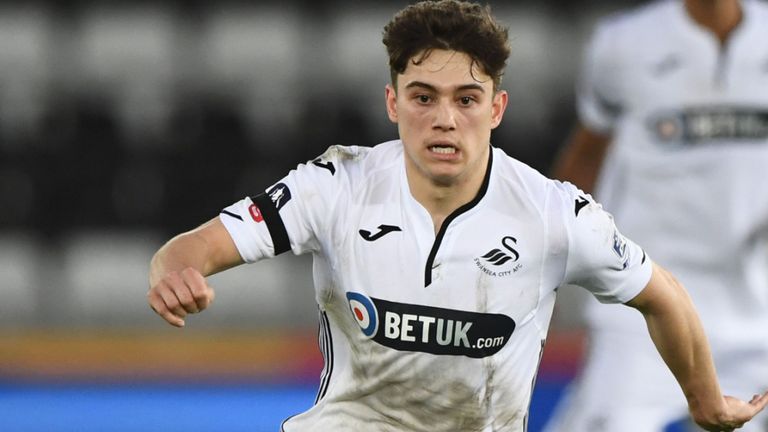 Tin bóng đá 10/5: MU đạt thỏa thuận chiêu mộ máy chạy của Swansea, Mike Phelan chính thức chốt tương lai Tin bóng đá 10/5: MU đạt thỏa thuận chiêu mộ máy chạy của Swansea, Mike Phelan chính thức chốt tương lai