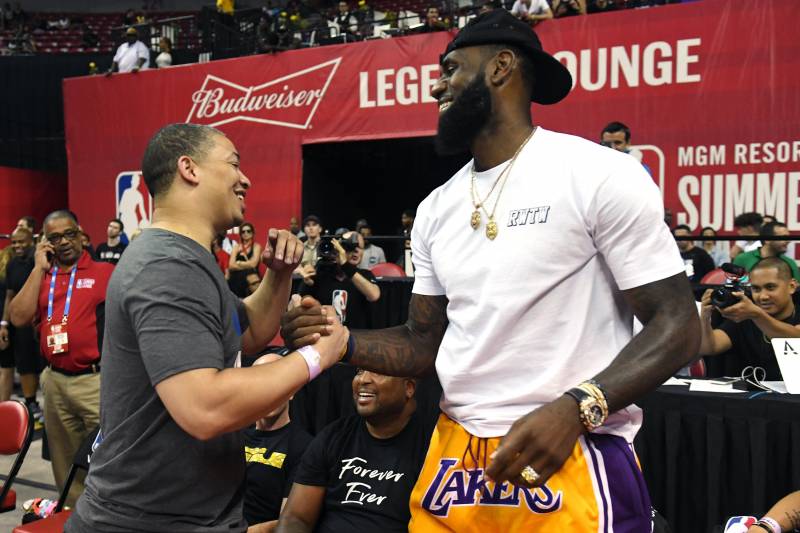 Người hâm mộ tổ chức biểu tình tại Staples Center sau khi Lakers từ chối Tyronn Lue
