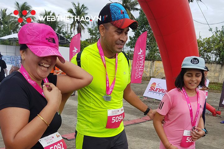 Xúc động hình ảnh cả gia đình nắm tay nhau về đích ở chạy Quỹ Newborns Vietnam tại IRONMAN 70.3 Vietnam 2019