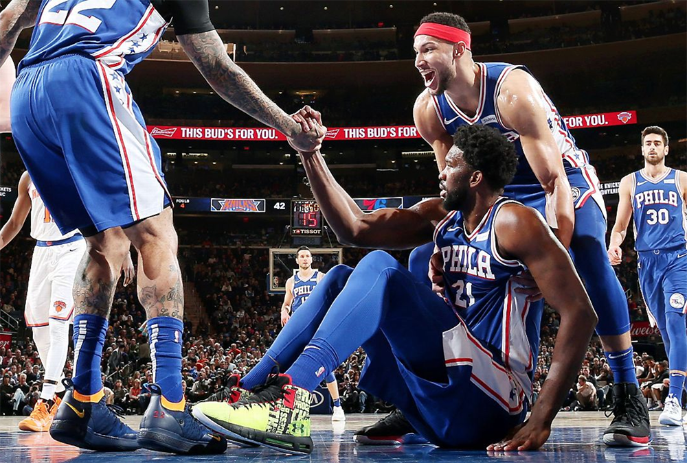Joel Embiid liên tục ngã xuống sàn: Là để ăn vạ hay buộc phải ngã để bảo vệ bản thân?