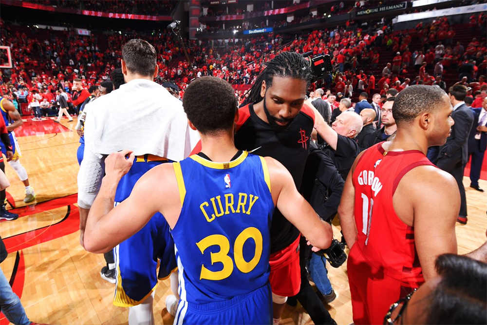 Ngay cả LeBron James cũng phải ngả mũ thán phục Stephen Curry và trận đấu thần thánh của Golden State