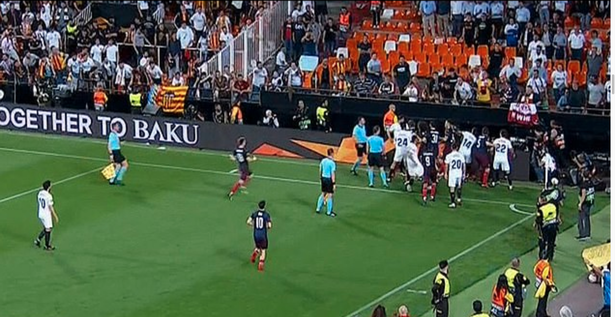 Nguyên nhân nào khiến cầu thủ Arsenal và Valencia xô xát ở bán kết Europa League?