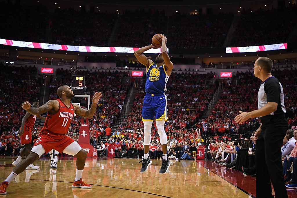 Vắng Durant, lão tướng Andre Iguodala bật chế độ 2013 giúp Warriors làm nên kỳ tích