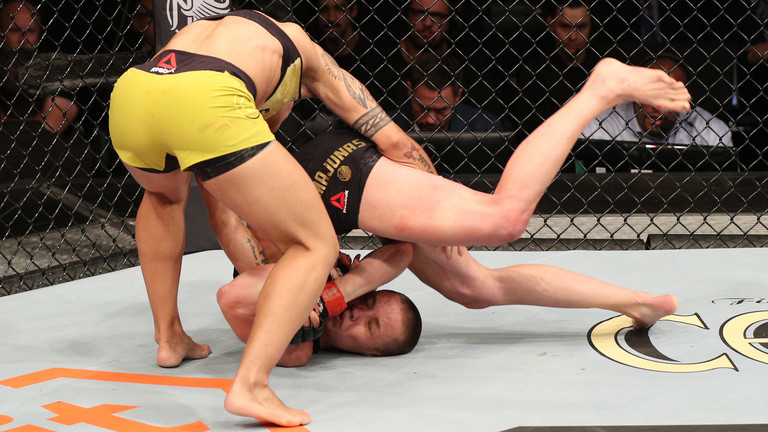 Cú slam cắm cổ của nhà tân vô địch Jessica Andrade liệu có phạm luật?