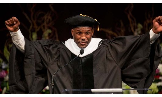 Huyền thoại Boxing Bernard Hopkins nhận bằng tiến sĩ