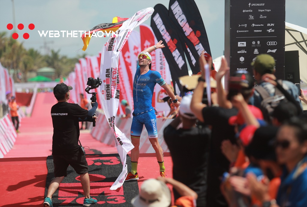 Khoảnh khắc ăn mừng cực chất của tân vương IRONMAN 70.3 vô địch châu Á Thái Bình Dương Vietnam 2019