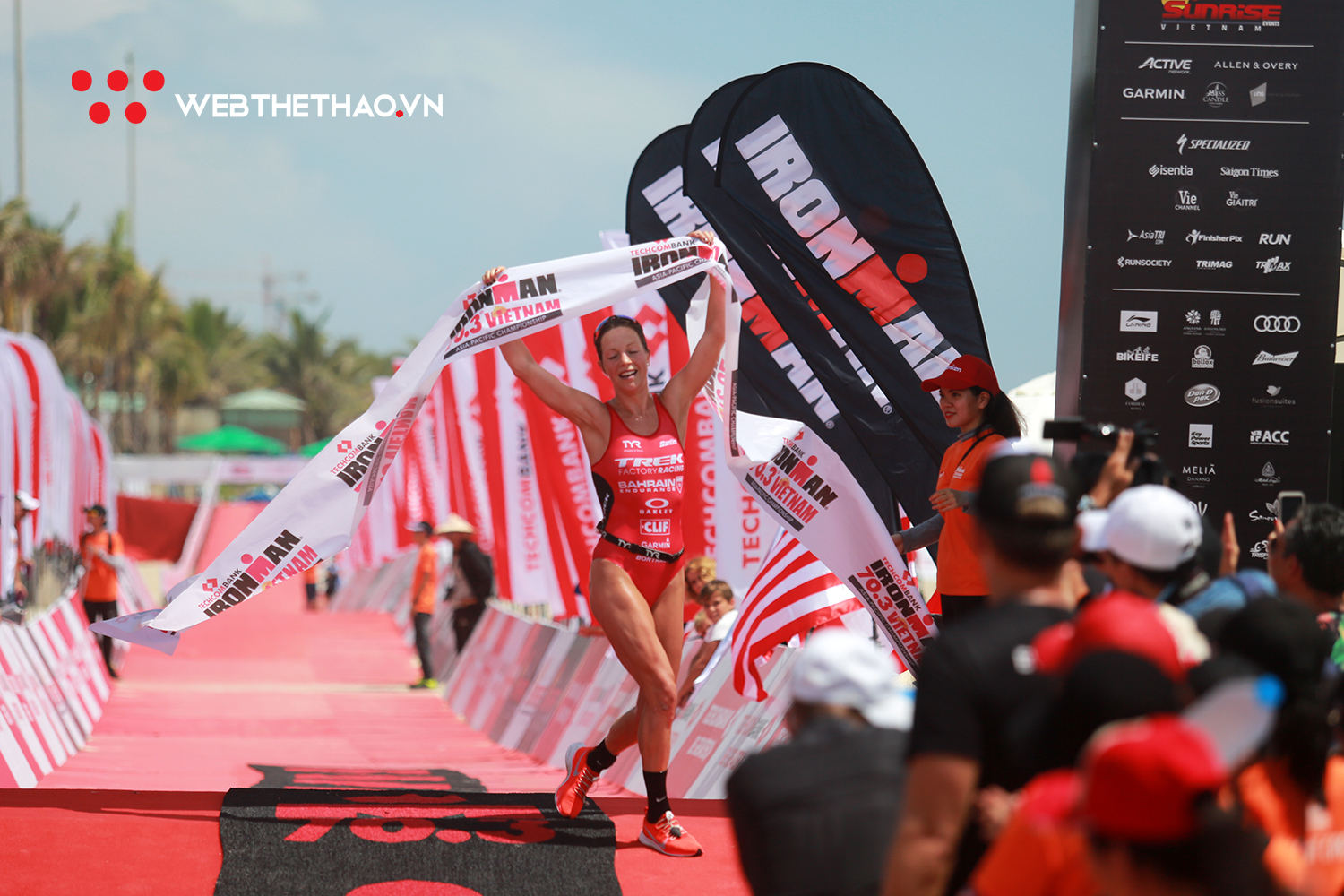 Màn ăn mừng siêu dễ thương của tân nương IRONMAN 70.3 Việt Nam Vô địch châu Á Thái Bình Dương 2019
