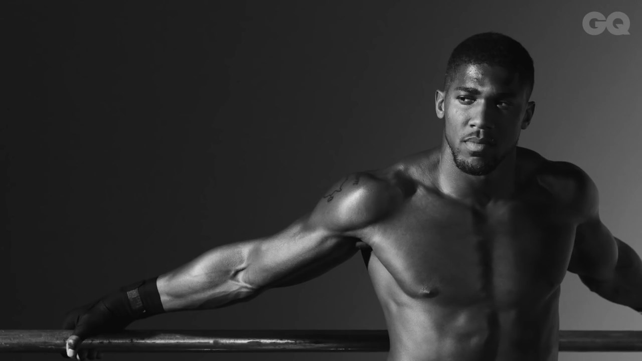 Mike Tyson cũng không thể cầm lòng trước vẻ "nam thần" của Anthony Joshua