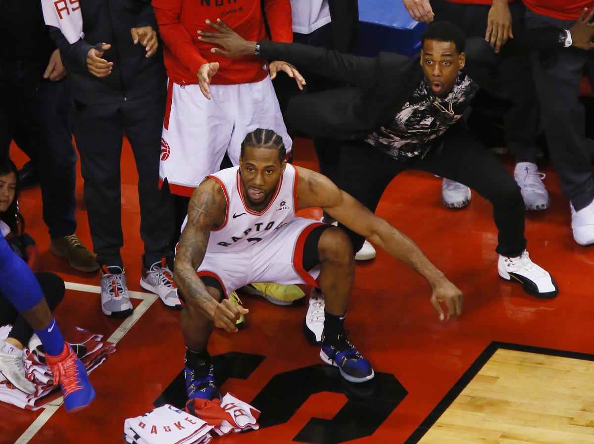 Fan Raptors già trẻ lớn bé như đứng tim trước cú buzzer-beater "ăn rùa" của Kawhi Leonard