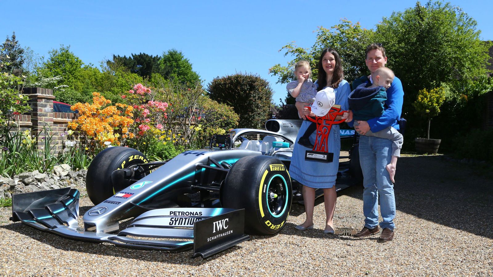 Lewis Hamilton tặng xe đua F1 và cúp chặng đua Tây Ban Nha 2019 cho cậu bé mắc bệnh ung thư