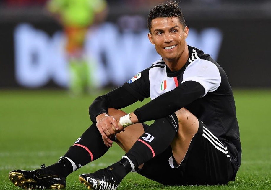 Ronaldo tái hiện kỹ năng rê dắt bóng kinh ngạc khi vượt qua 4 cầu thủ Roma