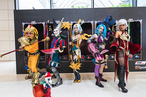 Những bộ cosplay nóng nhất tại vòng bảng MSI 2019