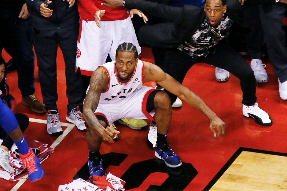 Bức ảnh huyền thoại của Kawhi Leonard ngồi chờ bóng vào rổ đã được một fan cuồng Raptors xăm cực nét lên chân