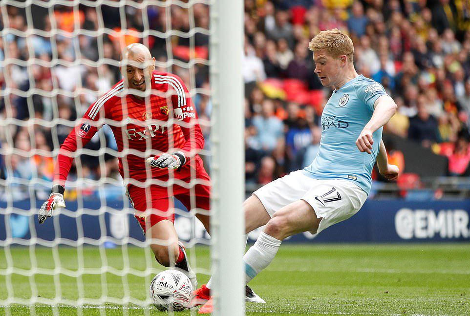 Hat-trick thần thánh của Sterling, Man City lập cú ăn 3 lịch sử và những điểm nhấn ở trận thắng Watford