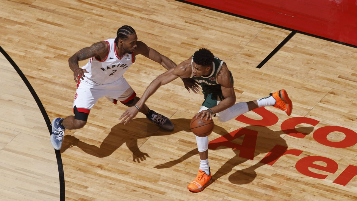 Antetokounmpo "mất tích", Kawhi Leonard nén đau giúp Raptors níu giữ hy vọng