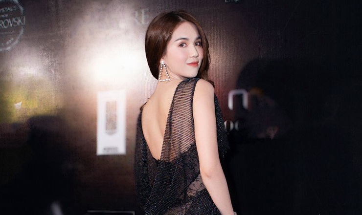 Trinh “nổi” thảm đỏ - sân cỏ Chinh “chìm”