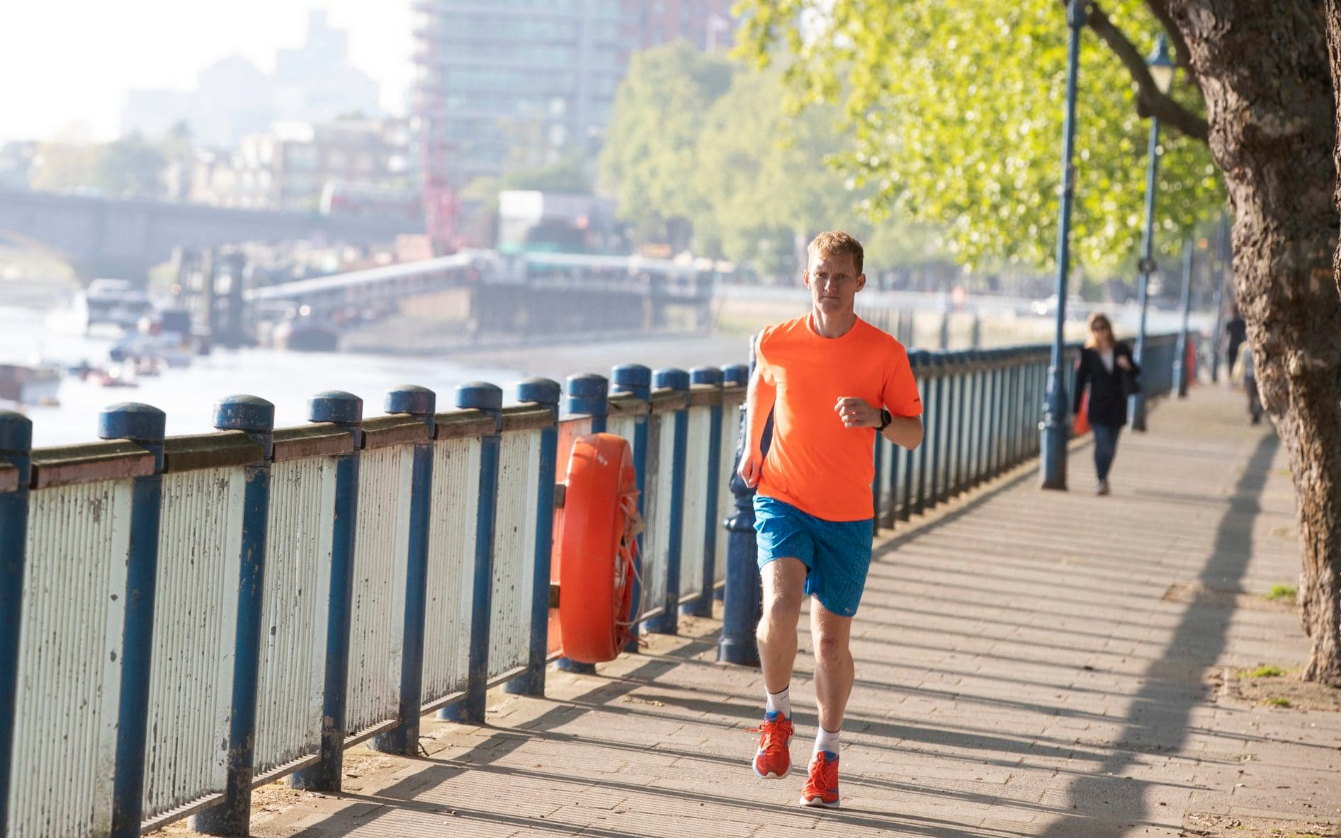 Chạy marathon mỗi sáng trước khi đi làm, ông bố hai con muốn lập kỷ lục siêu khó