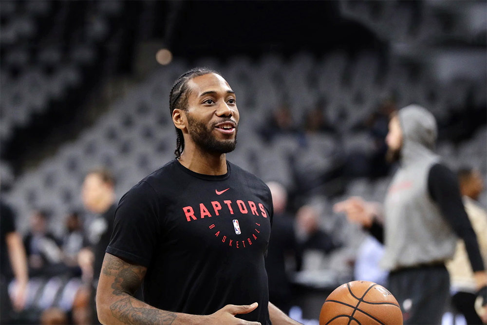 Ai bảo Kawhi Leonard không cười? Anh cười nhiều nữa là đằng khác