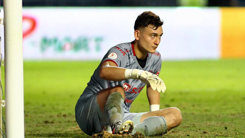 Cứu Muangthong khỏi trận thua tan tác, Văn Lâm vẫn bị chê