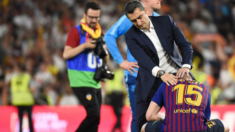 Messi cùng dàn sao Barca họp khẩn trên xe bus sau thất bại sốc ở Cúp Nhà Vua