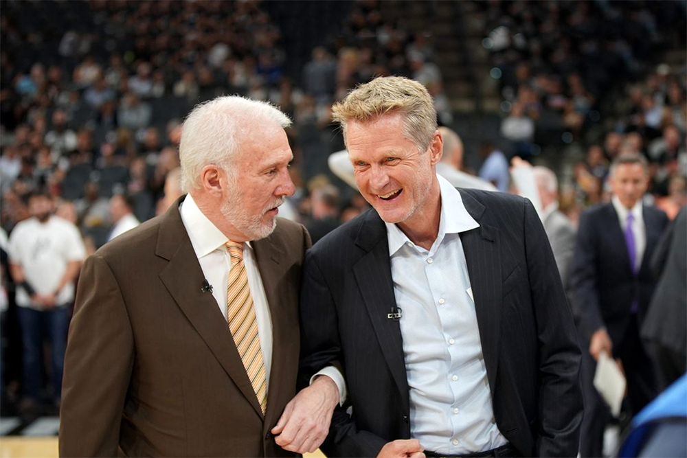 HLV Steve Kerr đi ăn tối cùng ông Gregg Popovich trước thềm Finals: Xin học lỏm bí kíp về Kawhi Leonard?