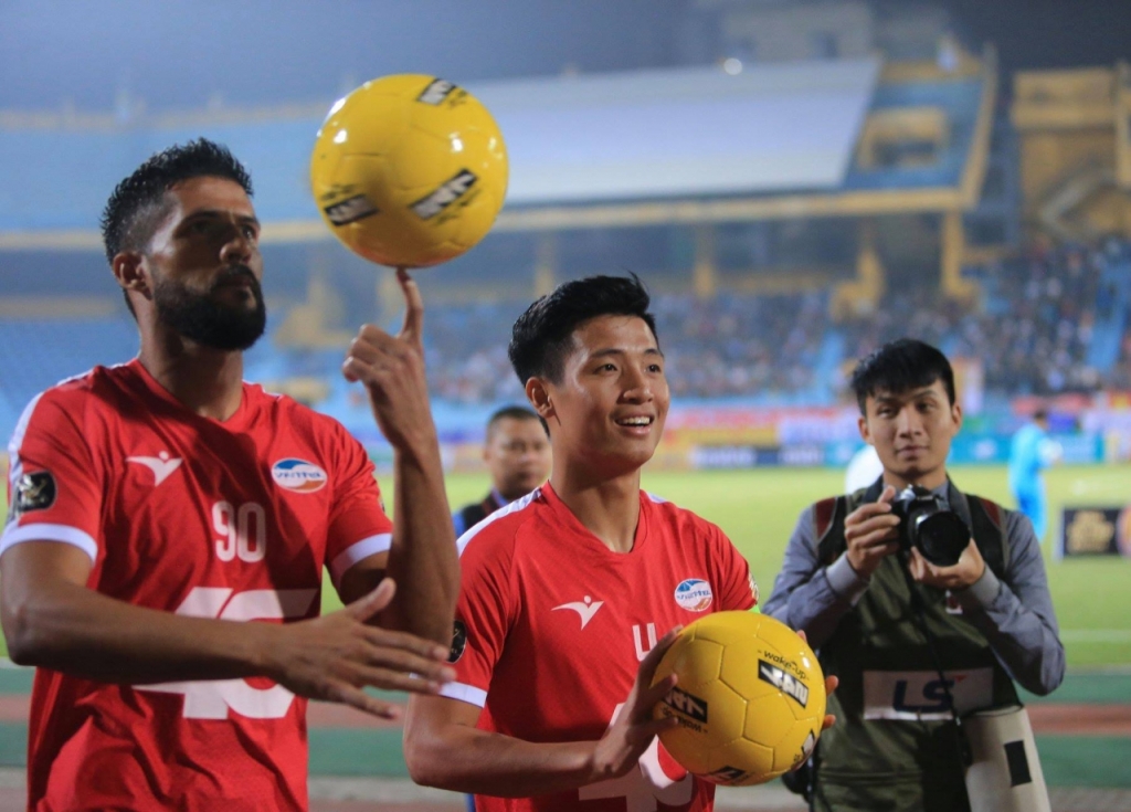 BTC V.League bất ngờ 'tuýt còi' hành động tặng bóng của cầu thủ cho NHM