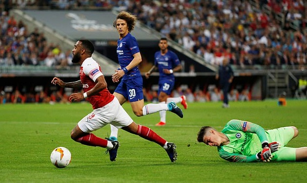 Các chuyên gia nói gì về tình huống Arsenal mất phạt đền khi Lacazette ngã trong vòng cấm?