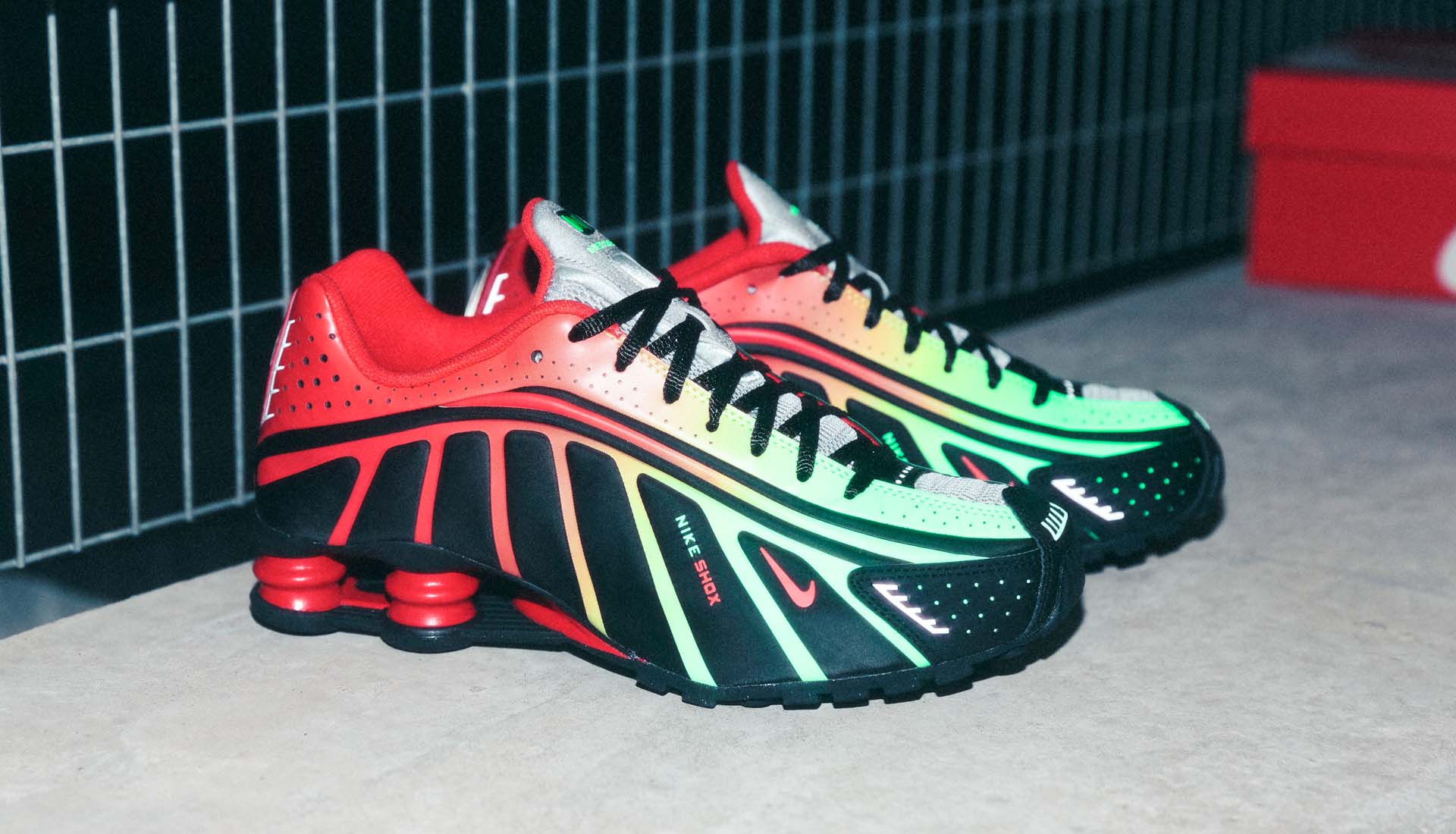 Cận cảnh hai đôi Nike Shox R4 Sneakers của Neymar